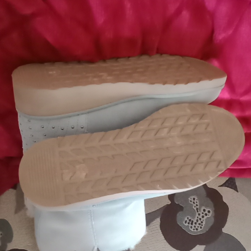 Uggs - Picture 7 of 7
